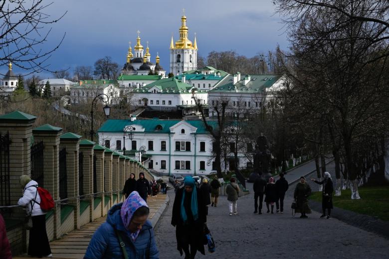 Верующие и местные жители на территории Киево-Печерской лавры
