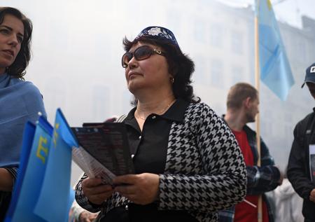 Толпа штурмом взяла здание горсовета во Львове