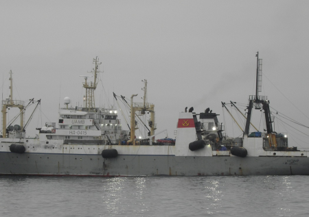 Рыболовный траулер загорелся в Охотском море