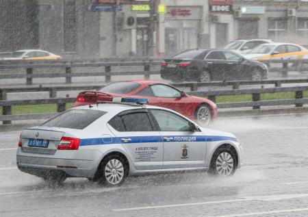 Иномарка отправила грузовик в кювет под Москвой