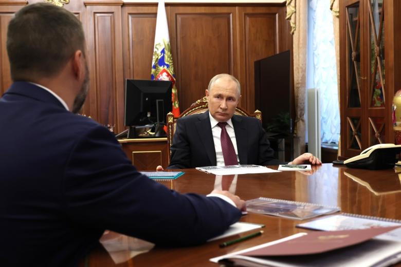 Президент РФ Владимир Путин и Денис Пушилин (слева)