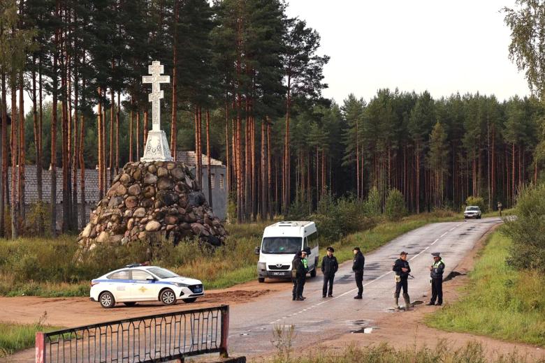 Сотрудники полиции в селе Куженкино Бологовского района Тверской области