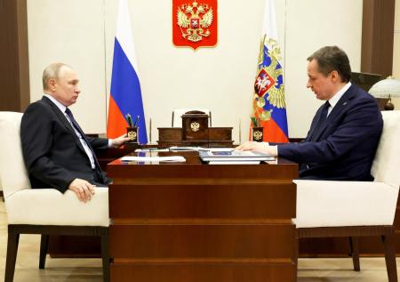 Путин наградил орденом Мужества губернатора приграничного региона
