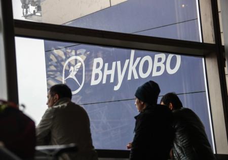 Депортируемый сбежал от конвоира и сбил его на машине в аэропорту Внуково