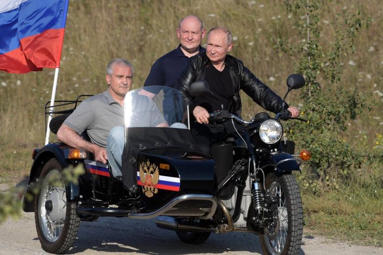 Владимир Путин с главой Крыма Сергеем Аксёновым (слева) и врио губернатора Севастополя Михаилом Развожаевым