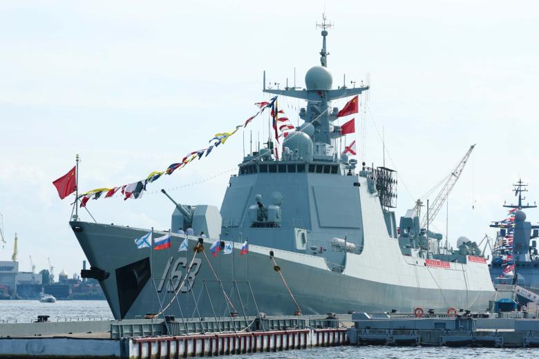 Эскадренный миноносец «Цзяоцзо» (проект 052D) на главном военно-морском параде в Санкт-Петербурге