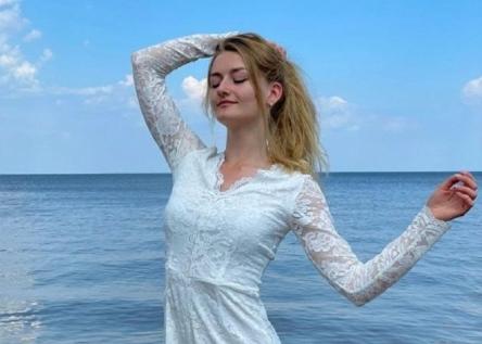 Российская модель подала в суд за публикацию ее фото с прыщами на ягодицах