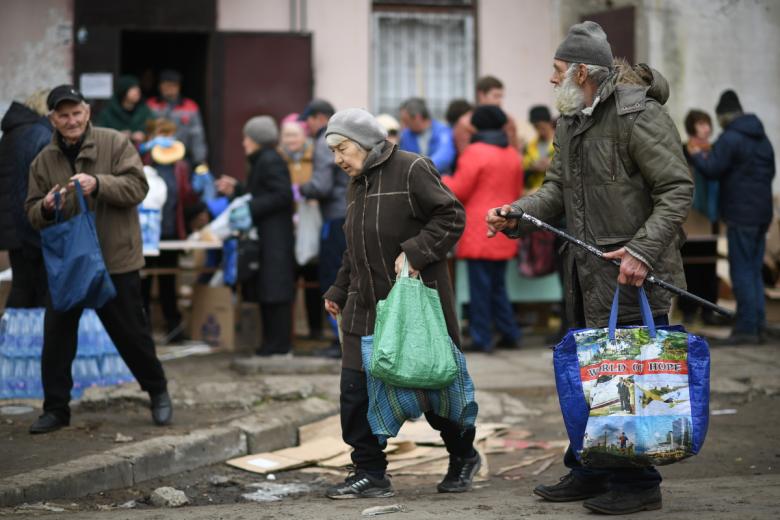 Жители города Рубежное в ЛНР во время раздачи гуманитарной помощи