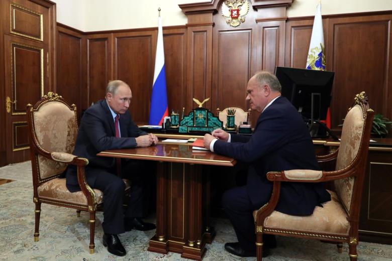  Президент РФ Владимир Путин и руководитель фракции политической партии «Коммунистическая партия РФ» (КПРФ) Геннадий Зюганов (справа)