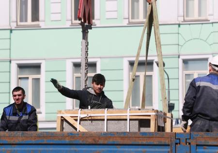 Экономист усомнился, что получится отказаться от мигрантов на стройках