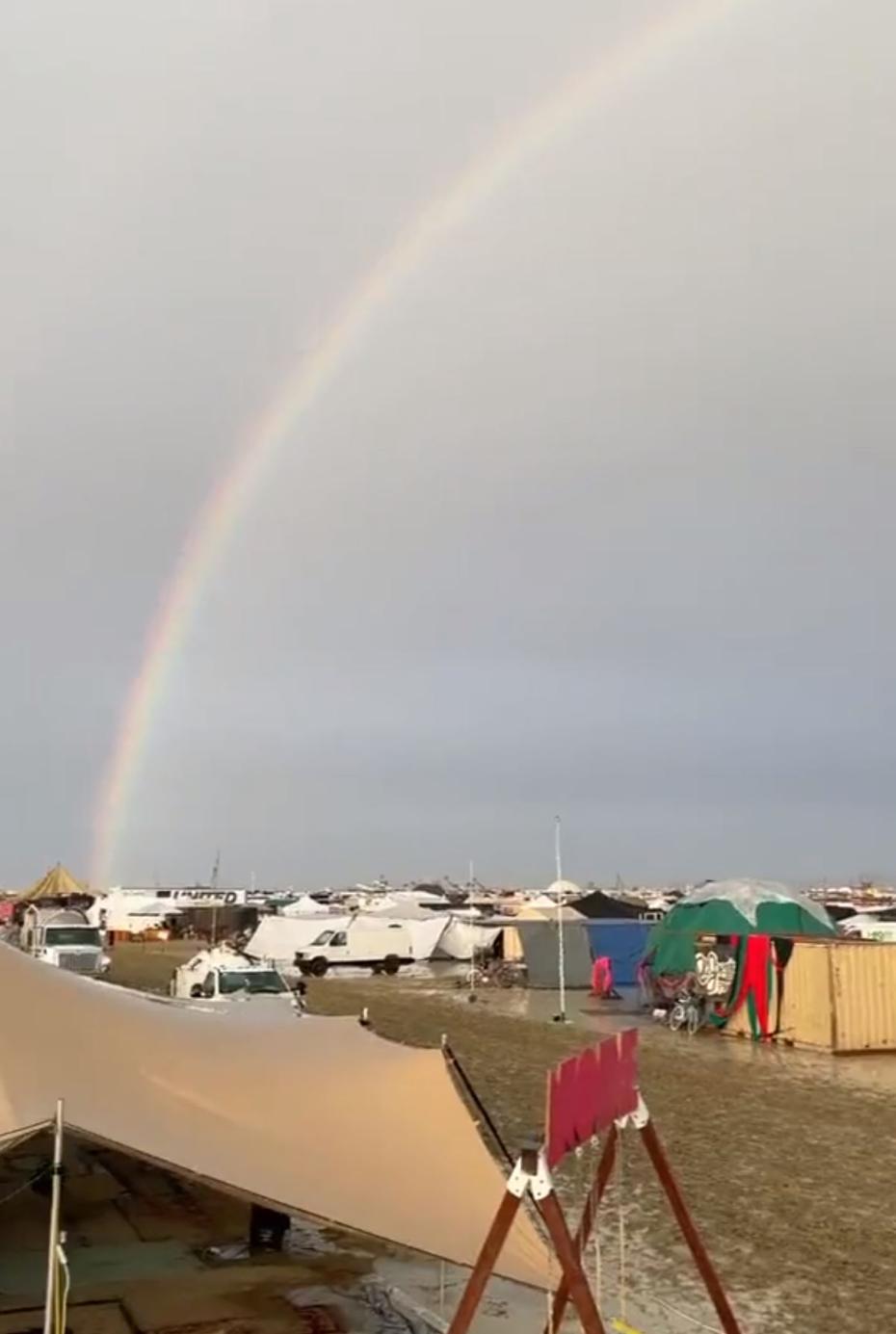 Площадка ежегодного американского фестиваля Burning Man превратилась в месиво грязи из-за непогоды