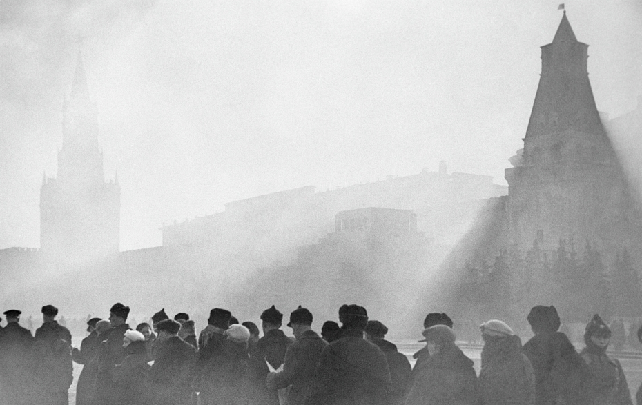 Очередь в Мавзолей В. И. Ленина на Красной площади в Москве, 09.03.1936