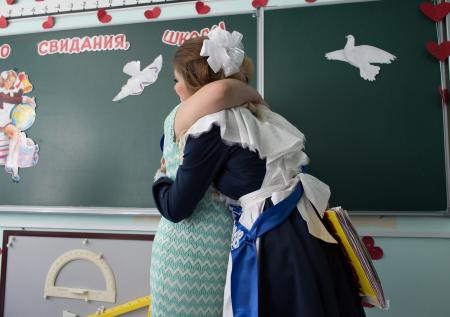 Минпросвещения понадеялось на очное проведение выпускных