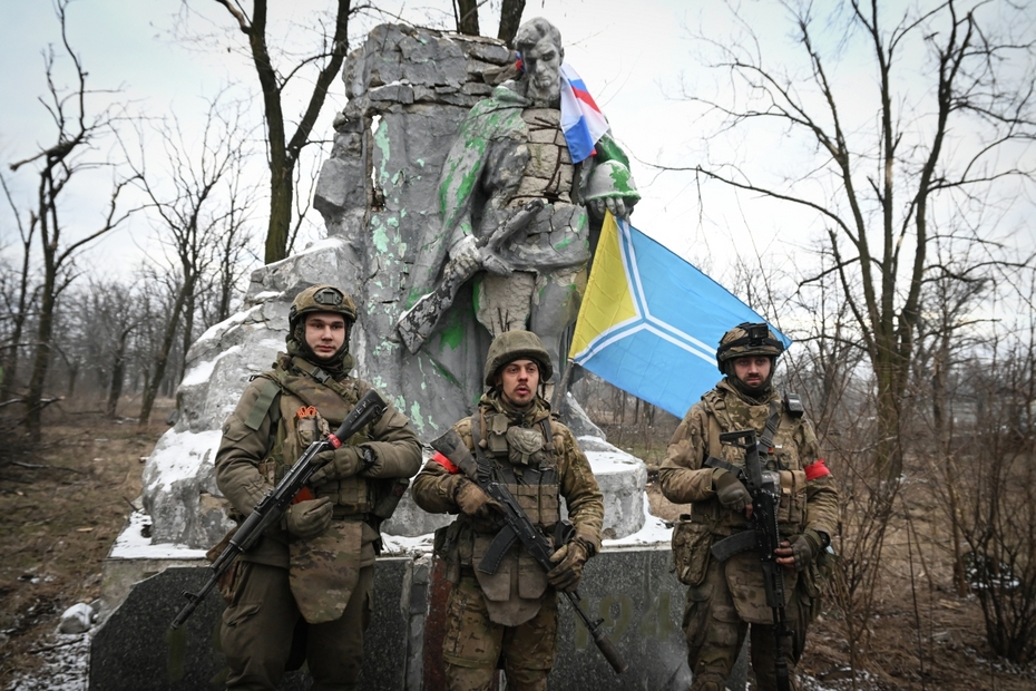 Военнослужащие Центрального военного округа возле памятника в городском парке на территории освобожденной Авдеевки