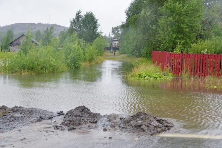 Дорога недалеко от места прорыва дамбы Киалимского водохранилища в Челябинской области