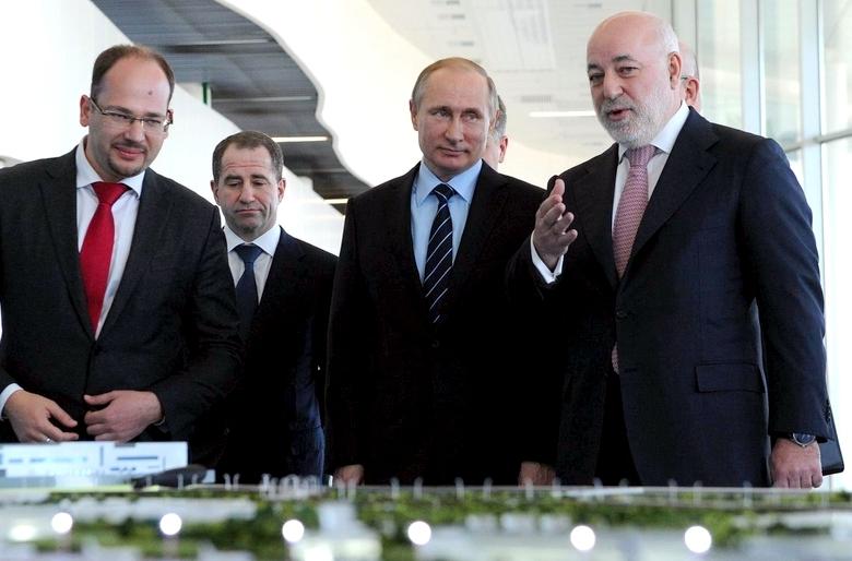Президент РФ Владимир Путин и российский миллиардер Виктор Вексельберг