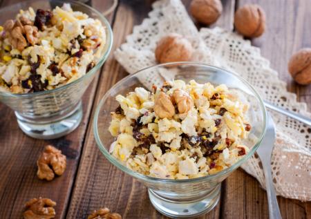 Нежный салат с курицей и черносливом: простой рецепт на каждый день