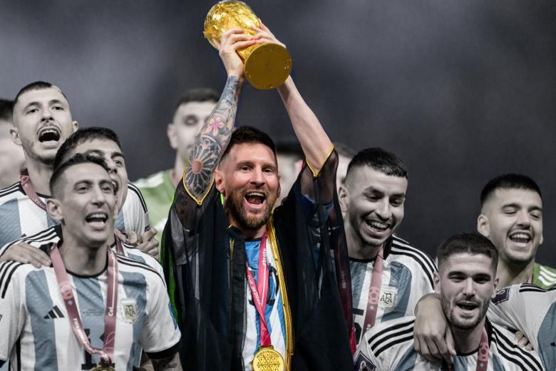 Лионель Месси из Аргентины поднимает трофей чемпионата мира FIFA 