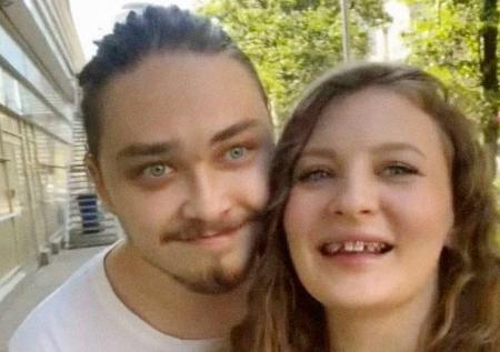 «Не удивлюсь, если она запоет»: сын Королевой женился на экс-стриптизерше