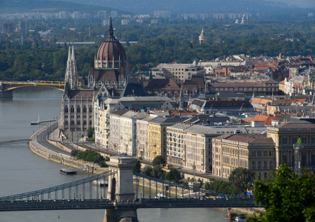 Украинский дипломат взял для фотографии продырявленный флаг Венгрии