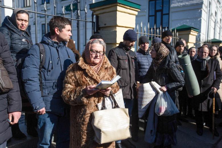 Украина. Киев. Акция протеста на территории Киево-Печерской лавры. Верующие не допустили к работе комиссию по инвентаризации имущества для передачи государству объектов Киево-Печерской лавры