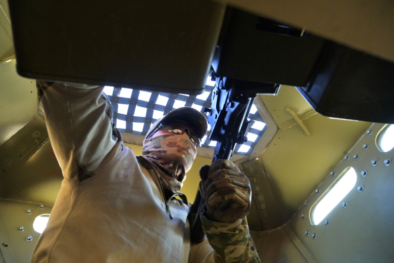 Военнослужащий войск специального назначения ВС РФ в бронеавтомобиле «Тигр» неподалеку от города Изюма