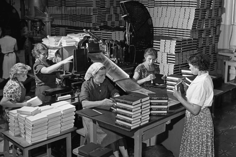 Процесс изготовления книг в московской типографии. 1960 год
