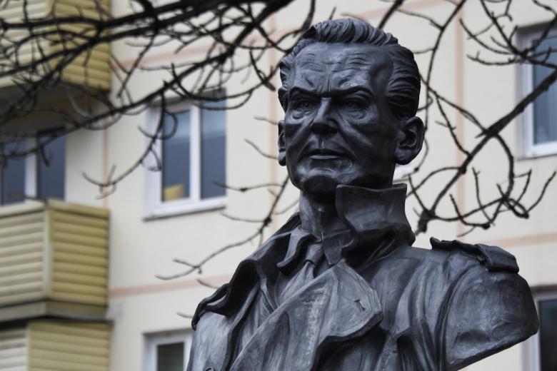 Памятник советскому разведчику Рихарду Зорге во Владивостоке
