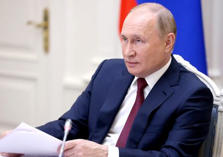 Путин призвал бороться с необоснованным ростом цен на школьное питание