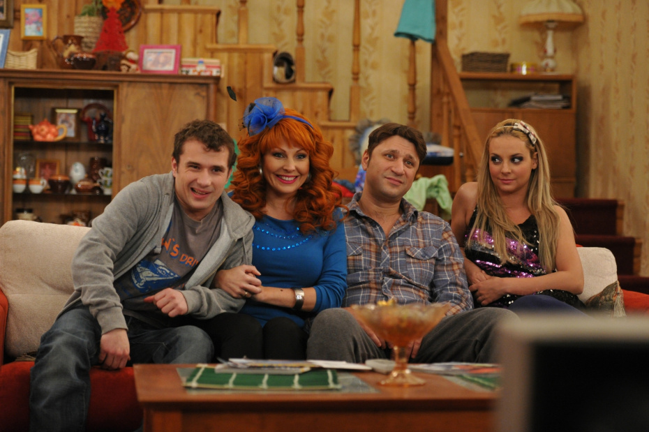 Александр Якин, Наталья Бочкарева, Виктор Логинов и Дарья Сагалова в сериале «Счастливы вместе»