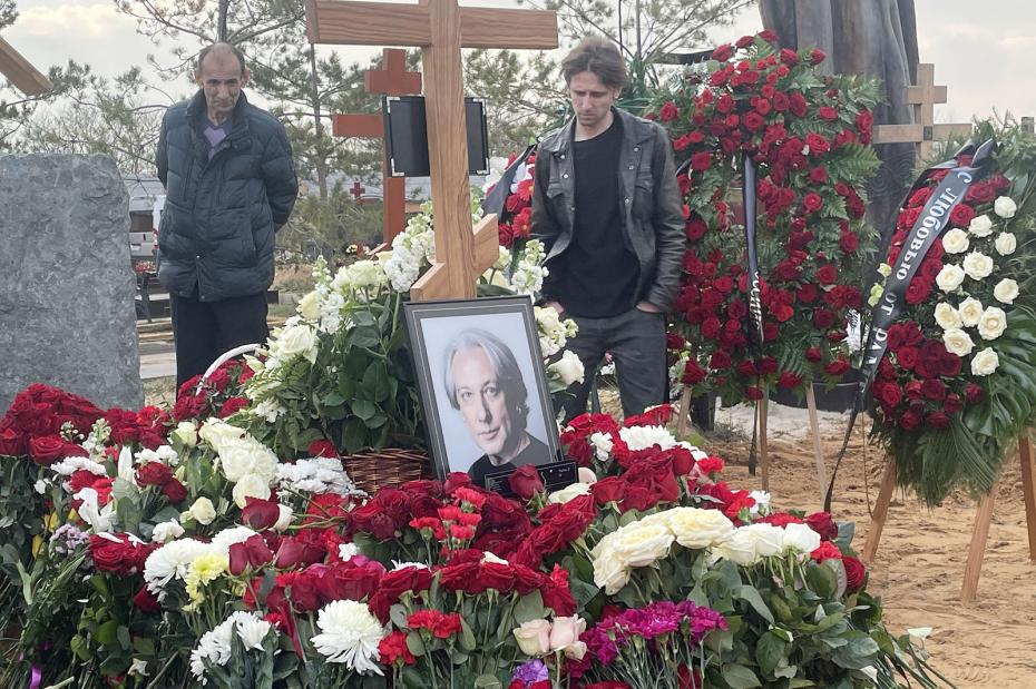 Сын Алексей у могилы отца Алексея Веселкина на Троекуровском кладбище в Москве
