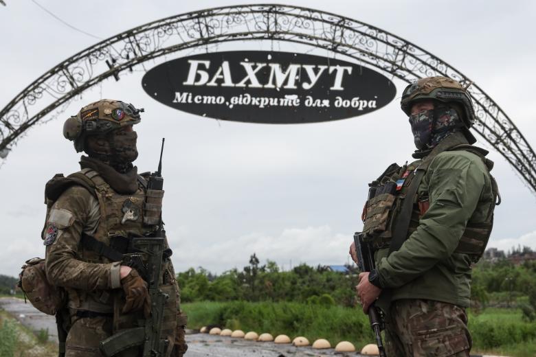 Военнослужащие частной военной компании (ЧВК) «Вагнер» на одной из улиц города. Артемовск (украинское название — Бахмут)