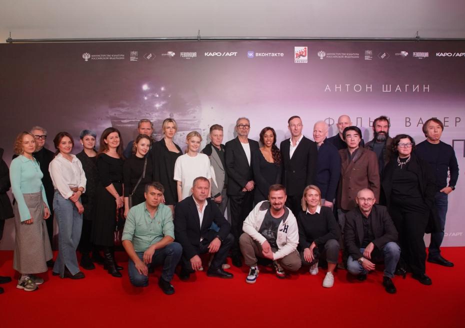 Съемочная группа и приглашенные гости на премьере фильма художественного руководителя Александринского театра Валерия Фокина «Петрополис»
