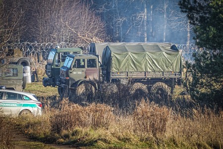 Захарова назвала неожиданную причину кризиса на границе Белоруссии и Польши