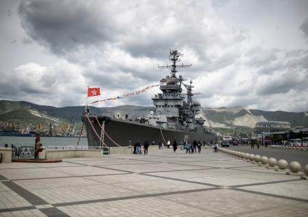 Блогеру в Новороссийске грозит штраф за голые ягодицы на фоне крейсера