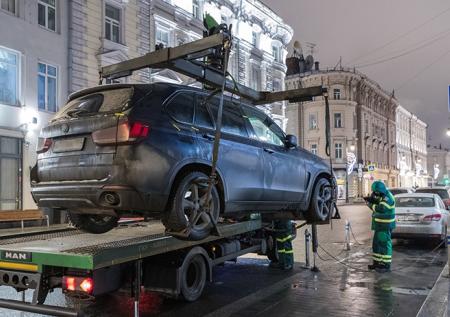 Водитель уехал на авто с эвакуатора в Москве