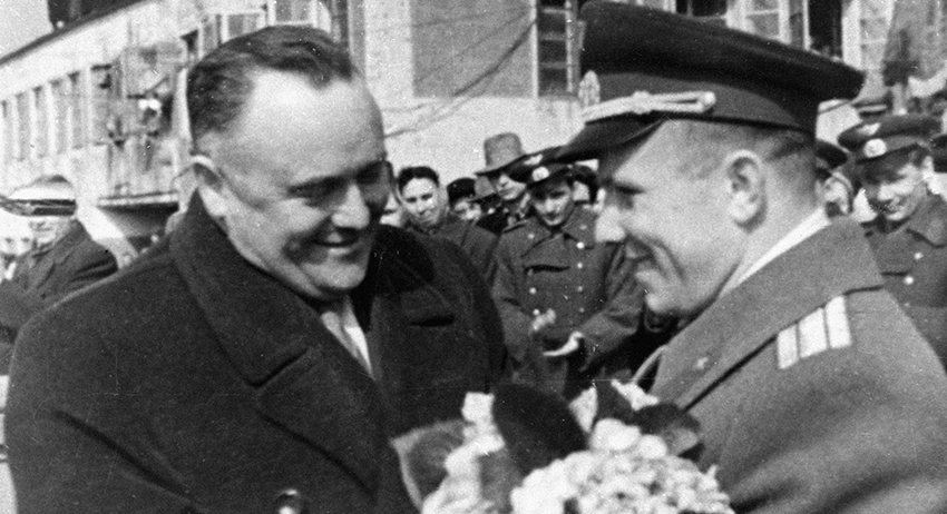 Конструктор ракетно-космических систем Сергей Павлович Королев поздравляет Юрия Гагарина