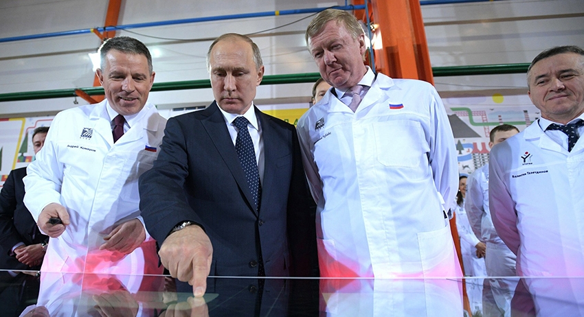Президент России Владимир Путин, член правления Челябинского трубопрокатного завода Андрей Комаров, председатель РОСНАНО Анатолий Чубайс во время посещения цеха «Этерно» Челябинского трубопрокатного завода