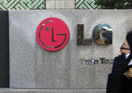LG разработала необычный концепт складного смартфона