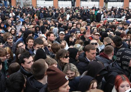 ОМОН начал задерживать людей у храма, где прощаются с Пашей Техником