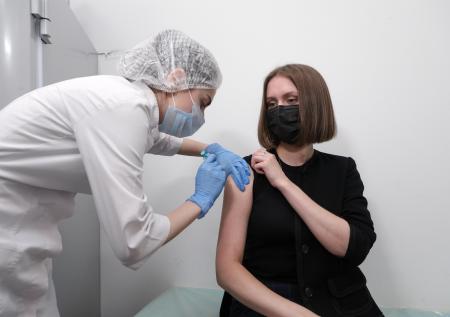 Иммунолог заявил о пользе побочных эффектов при вакцинации