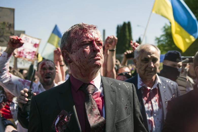 Польша. Варшава. Посол РФ в Польше Сергей Андреев, облитый краской во время возложения цветов на военном мемориальном кладбище советских солдат на улице Жвирки и Вигуры