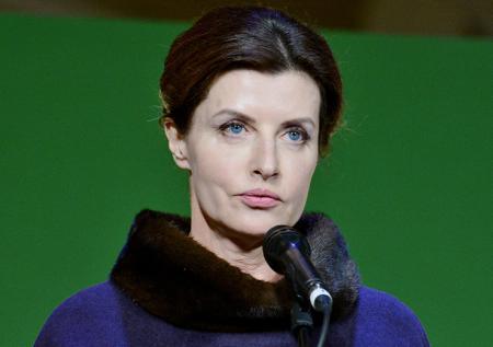Жена Порошенко платит по долгам и поддерживает ультраправых