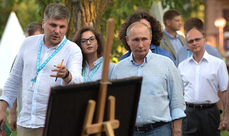 Президент РФ Владимир Путин во впремя посещения форума 