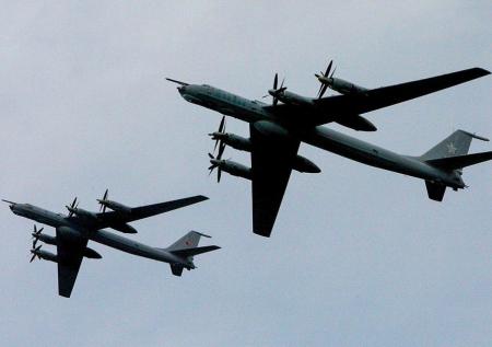 Российские Ту-142 пролетели семь тысяч километров над Арктикой