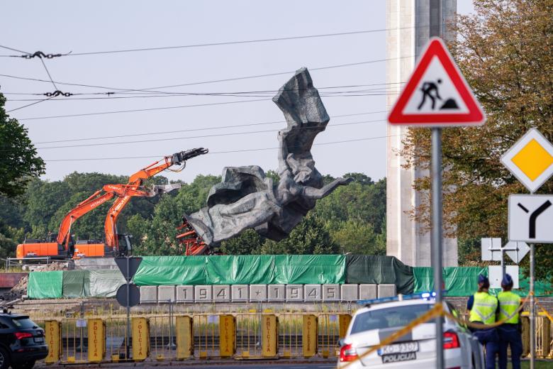 Снос памятника Освободителям Риги в Латвии