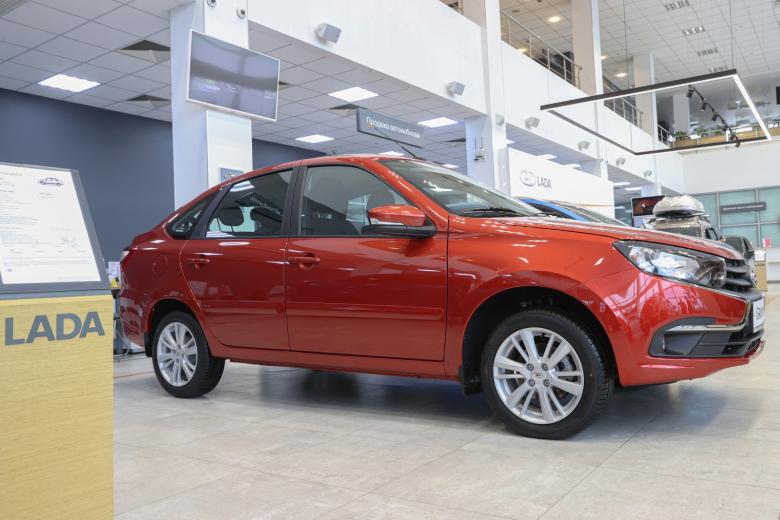 Автомобиль Lada Granta в автосалоне дилерского центра
