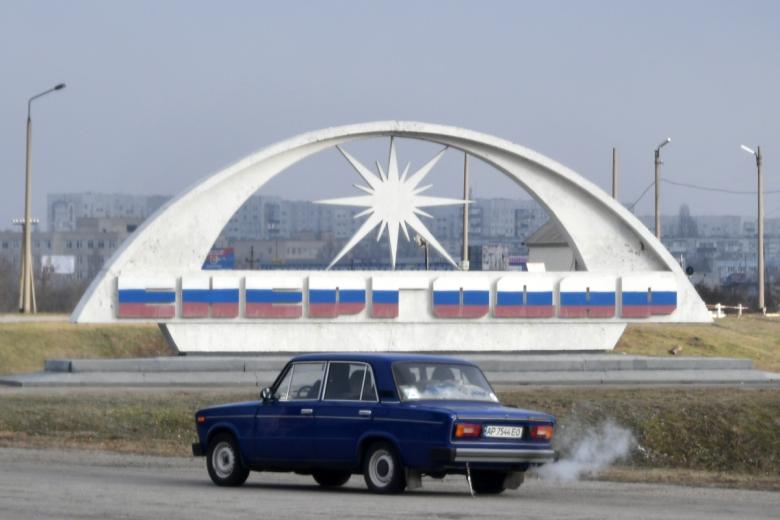 Стела с названием города в Энергодаре