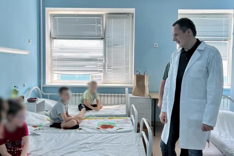 Губернатор Белгородской области Вячеслав Гладков (справа)