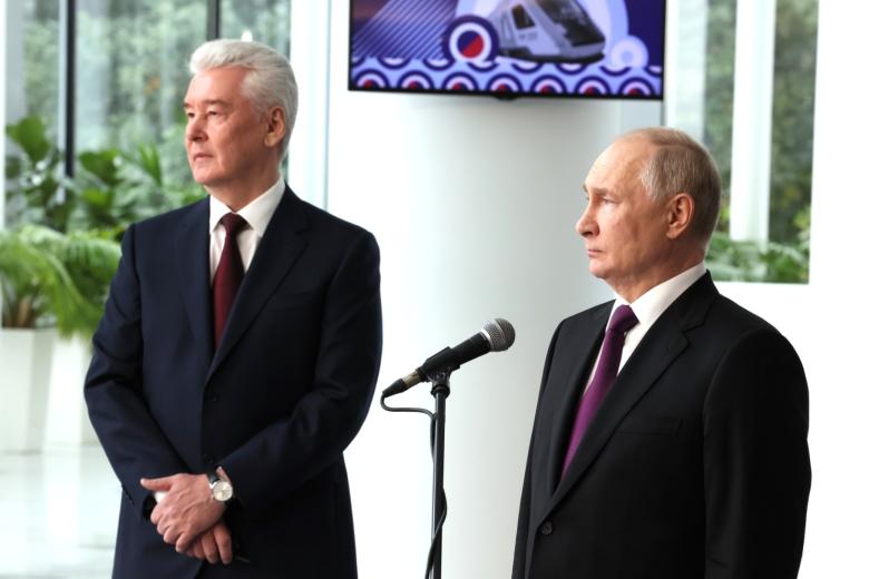 Президент России Владимир Путин и мэр Москвы Сергей Собянин участвуют в режиме видеоконференции в открытии четвертого Московского центрального диаметра (МЦД-4)